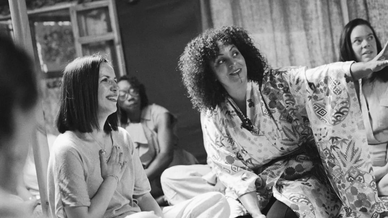 Rires partagés dans un groupe de femmes assises, pendant un atelier dans un salon.